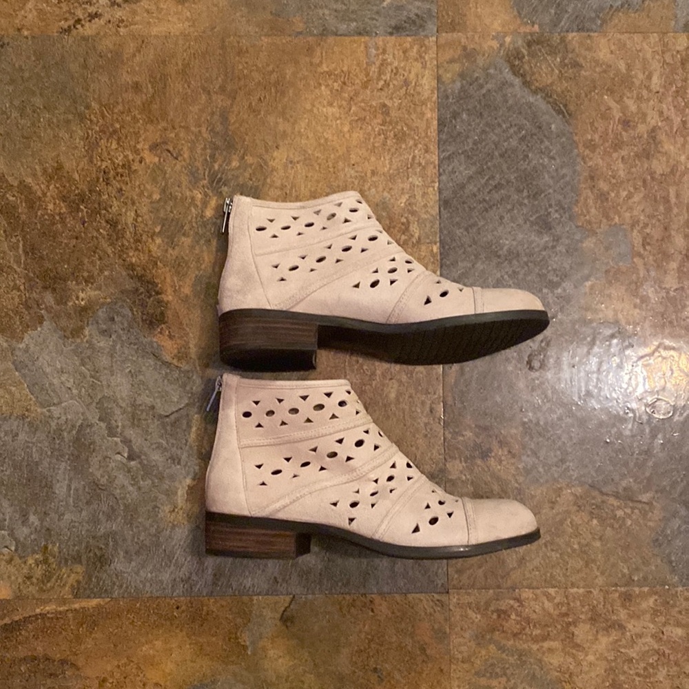 Array brand ladies shirt boot.☃️